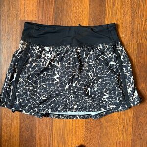 lululemon athletica| Pace Rival| Black and White Geometric Skort| Size 4